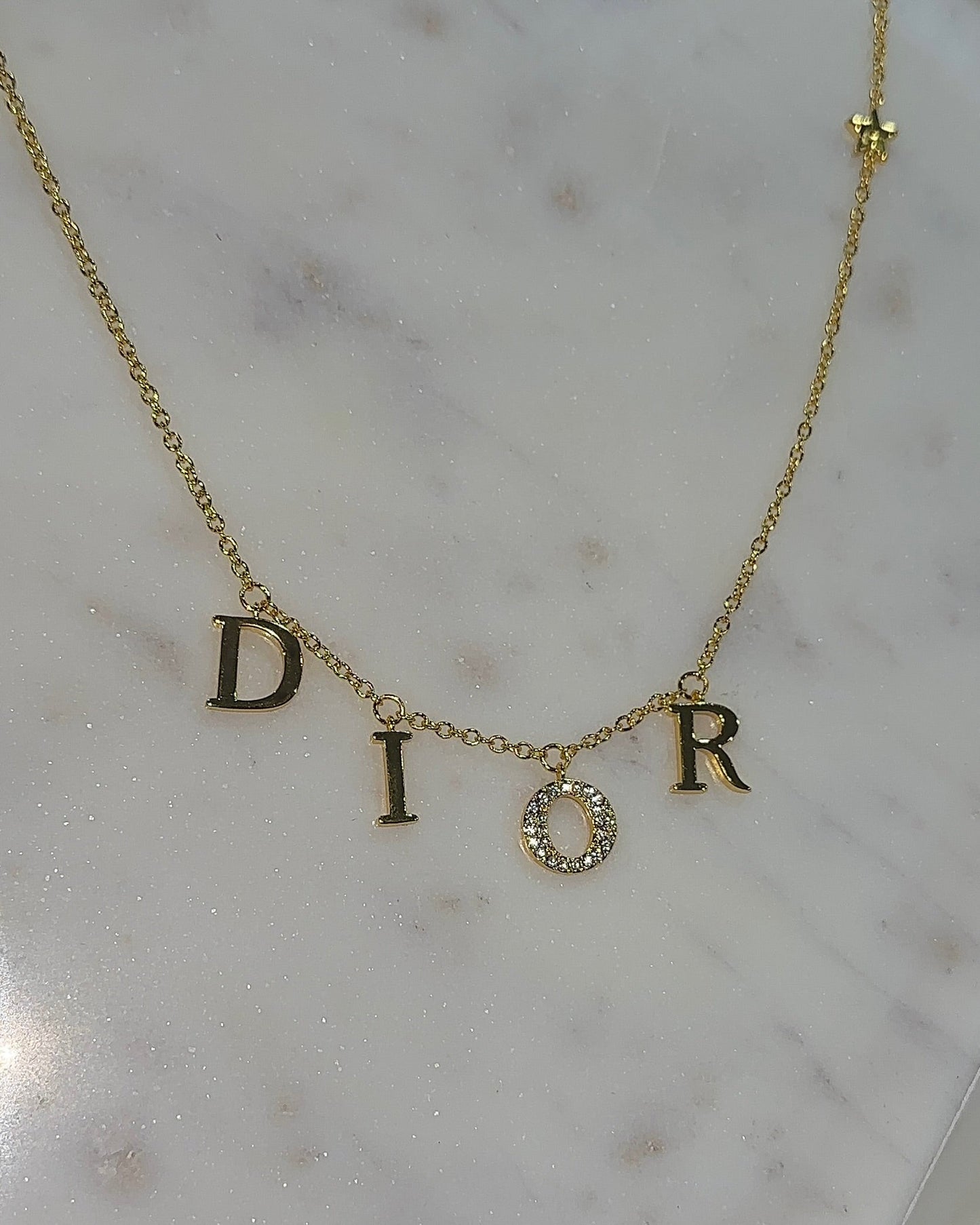 Collar de CD Dorado | Elegancia y Brillo
