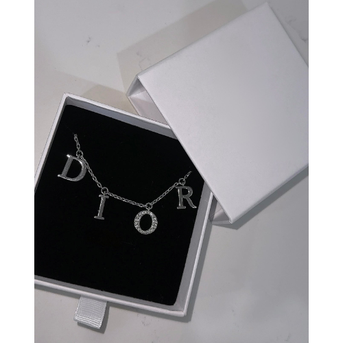 Collar de CD Plateado | Elegancia Brillante