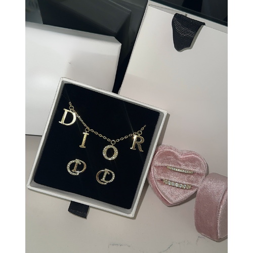 Collar de CD Dorado | Elegancia y Brillo