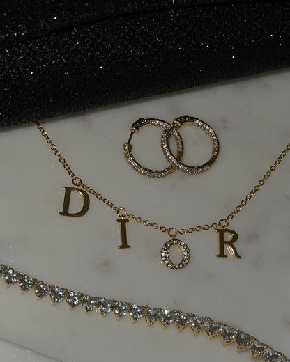 Collar de CD Dorado | Elegancia y Brillo